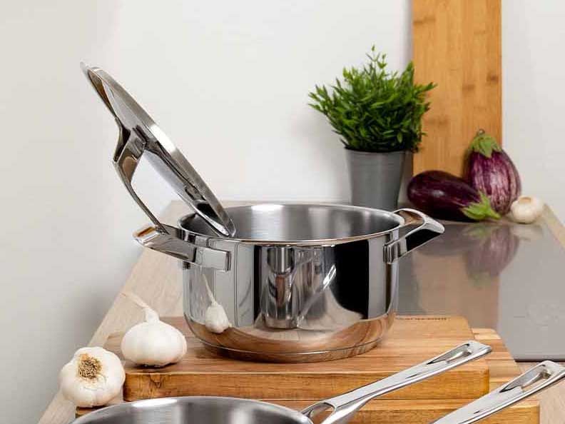 MY POT: Cleveres Design aus Italien, Töpfe und Pfannen mit integriertem Deckelhalter