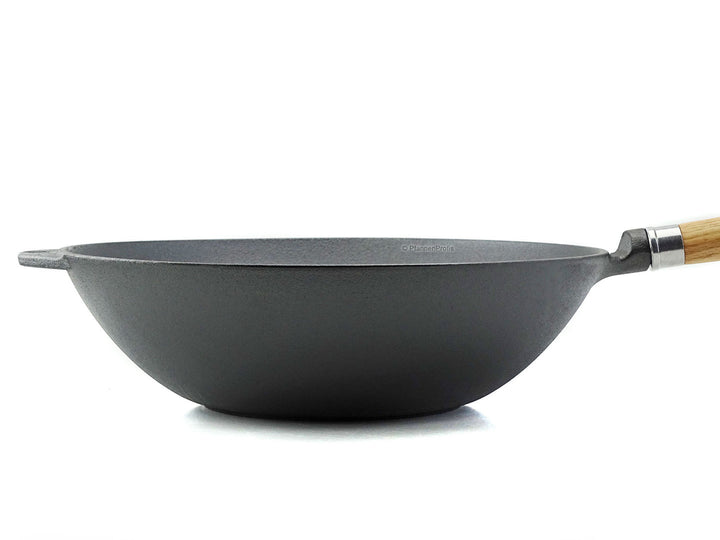 RONNEBY BRUK Gusseisen Wokpfanne MAESTRO 32 cm Eichenholzgriff, schon eingebrannt