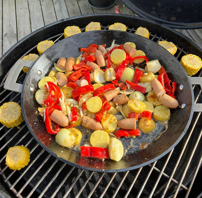 New in the range: extra large, lightweight cast iron pan with space-saving side handles