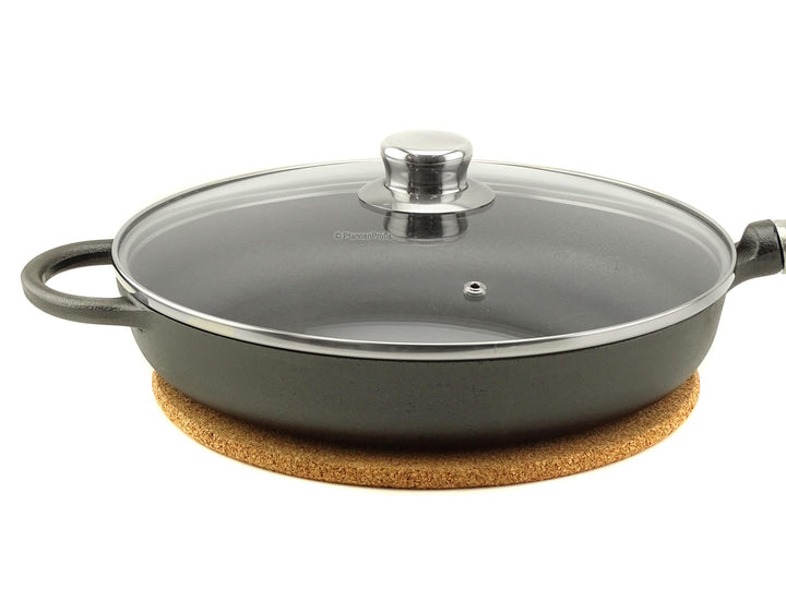 RONNEBY BRUK cast iron pan MAESTRO 28 cm with oak handle, matching glass lid and trivet