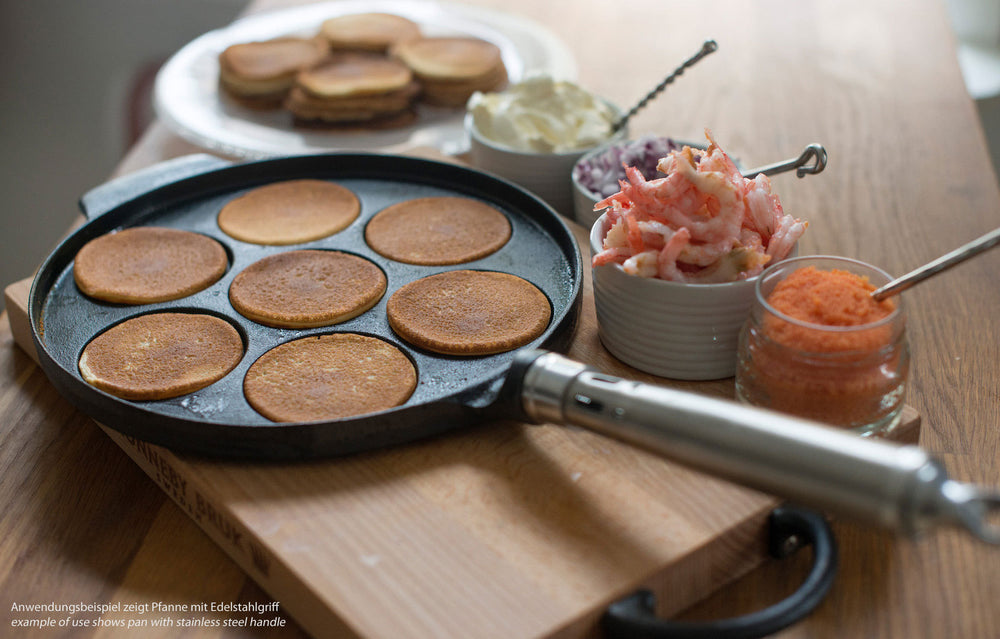 RONNEBY BRUK Gusseisen Mini-Pfannkuchenpfanne MAESTRO 24 cm mit 7 Vertiefungen Eichenholzgriff